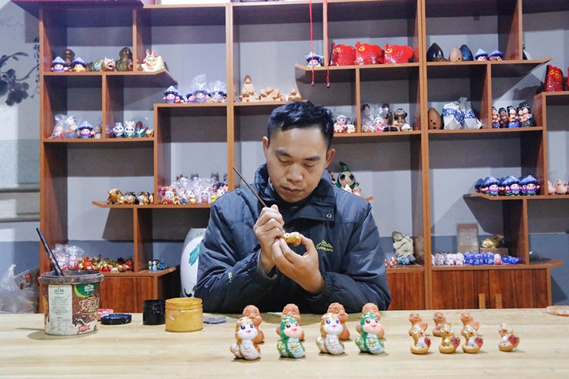 3、姚德波對(duì)蛇寶進(jìn)行彩繪和修飾紋樣。 程建平攝