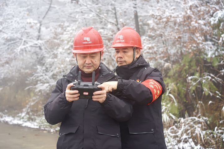 工作人員利用紅外線測溫對線路進行監測 金莎 攝.jpg