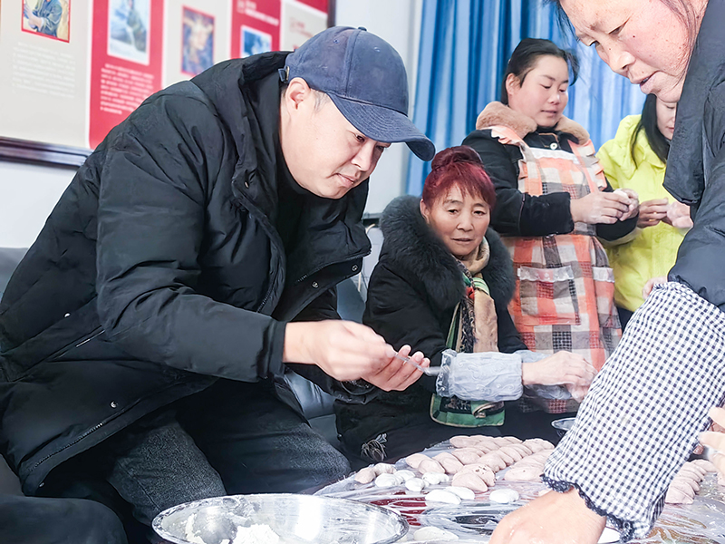 喻莎與村民一起制作特色美食。畢節公路管理局黔西公路管理段供圖.jpg