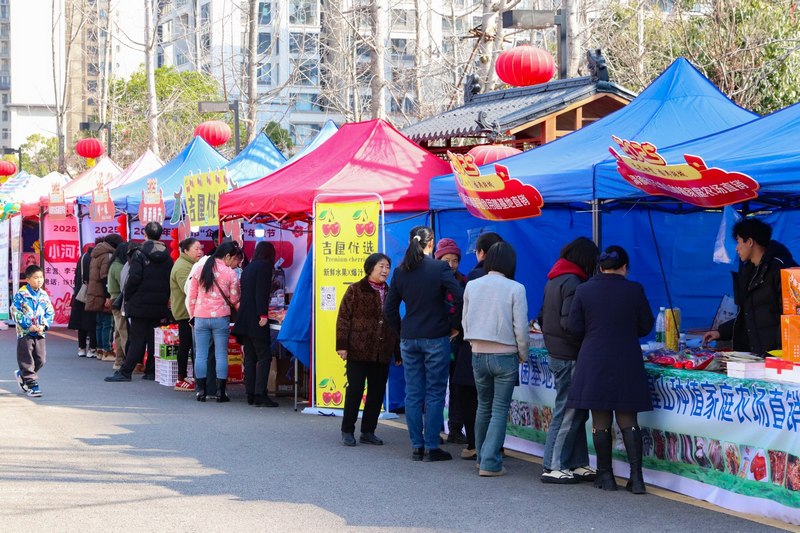 (2)絡(luò)繹不絕的顧客。陸勁松 攝.jpg