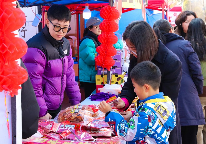 (3)顧客正在購買年貨。陸勁松 攝 (2).jpg