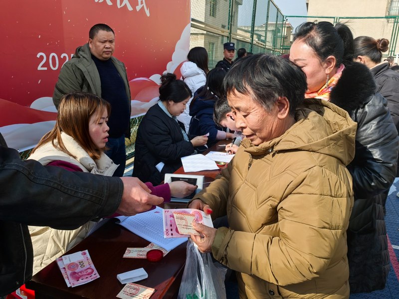 站街鎮(zhèn)茶林村分紅現(xiàn)場。田芮攝
