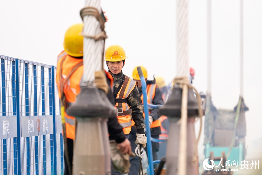 花江峽谷大橋合龍現場。人民網記者 涂敏攝
