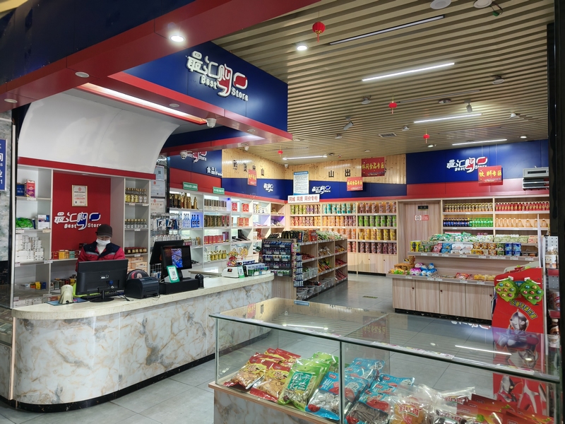 金沙服務(wù)區(qū)內(nèi)的超市。蔡昀攝
