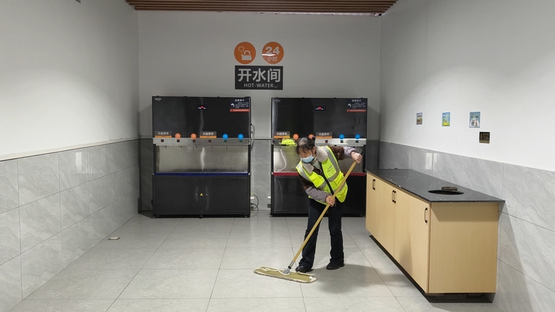 金沙服務區工作人員正在打掃衛生。蔡昀攝