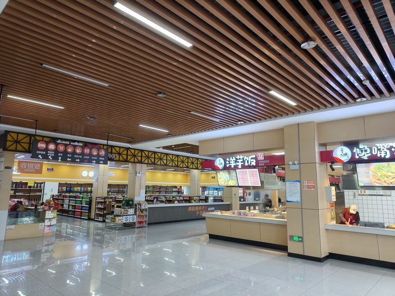 石場服務區內的超市與餐飲區。蔡昀攝