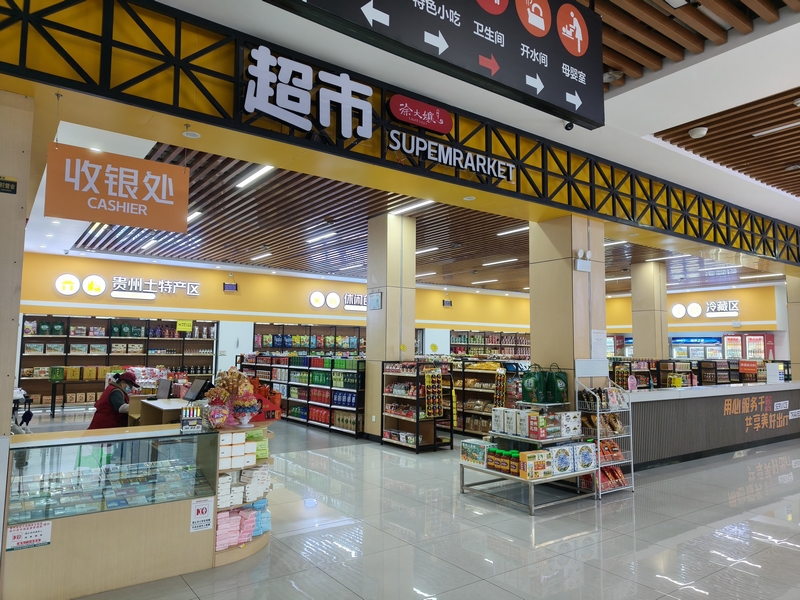 石場服務區超市。蔡昀攝