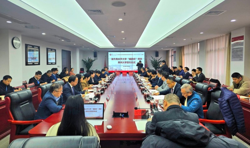 1.省外高水平大學“組團式”幫扶簽約儀式現場。何旭東 攝