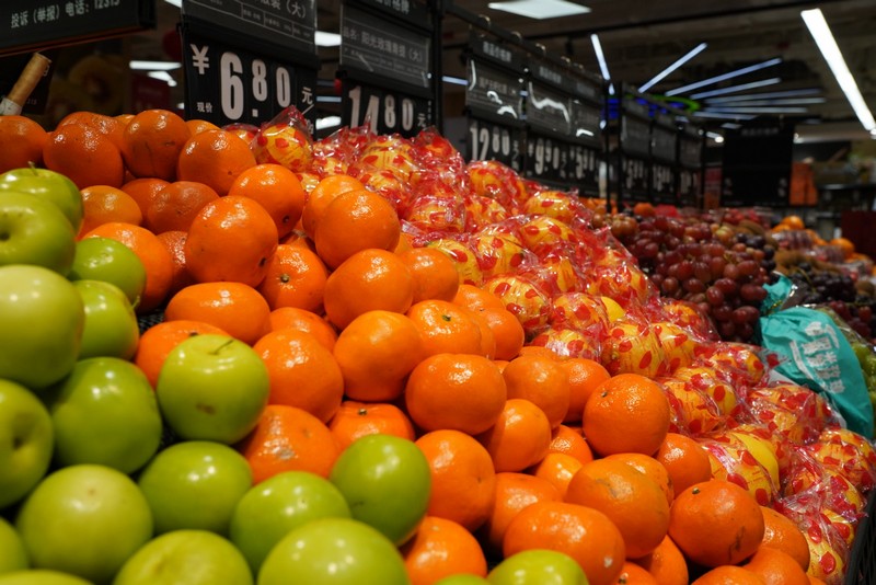 永輝超市吾悅廣場店內整齊擺放的水果。郭露 攝.jpg