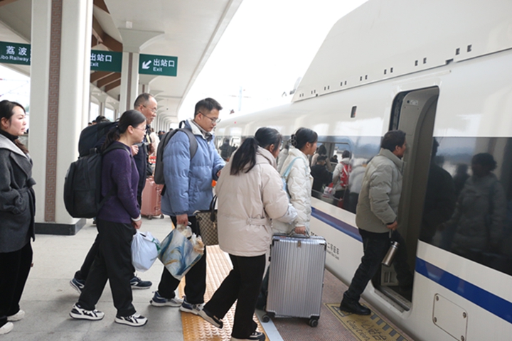 旅客有序上車。