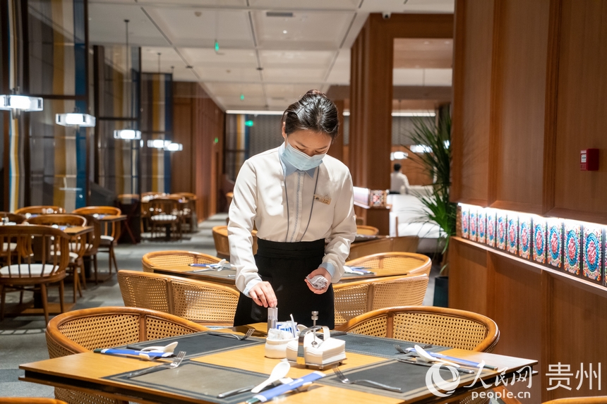 餐飲服務人員整理桌面。人民網 陽茜攝