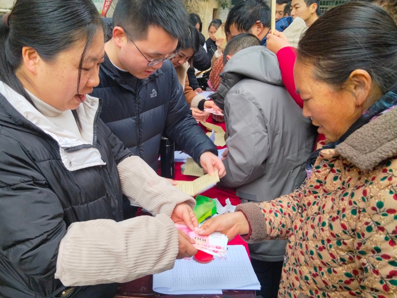 集體經(jīng)濟促發(fā)展，分紅增收暖民心。吳竹彧攝