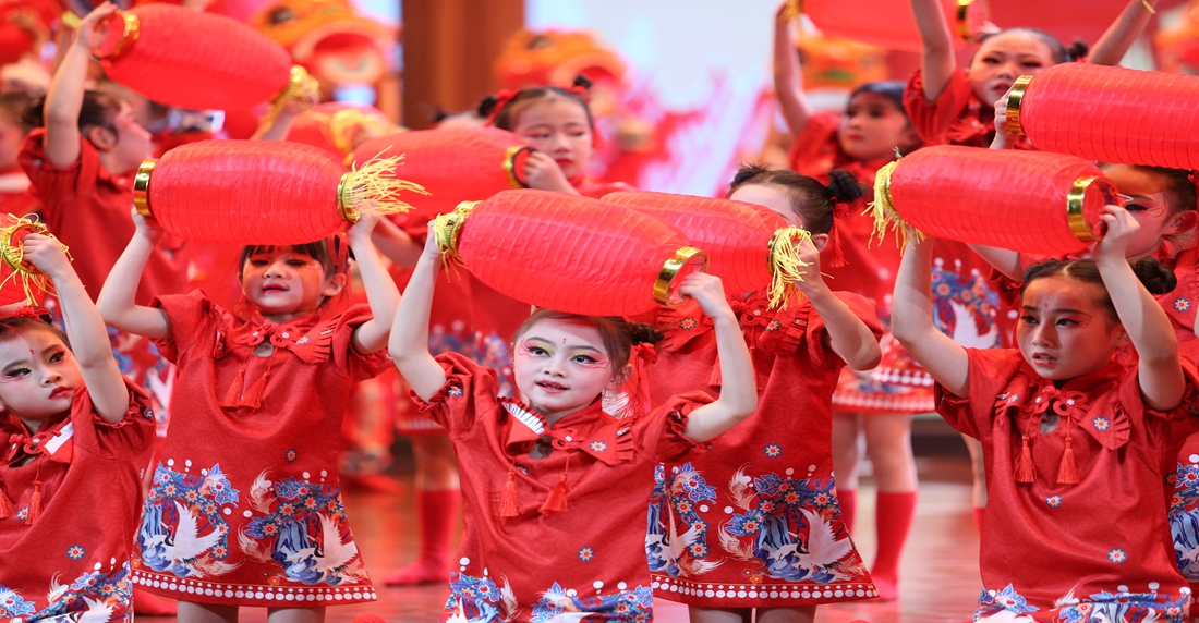 赫章萌娃齊聚！2025少兒春晚嗨翻蛇年。陳春志攝