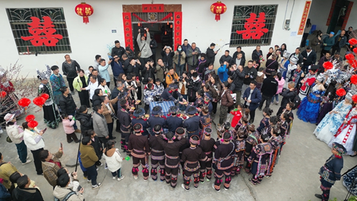 攔門、對歌、喝攔門酒。蒙馮力攝