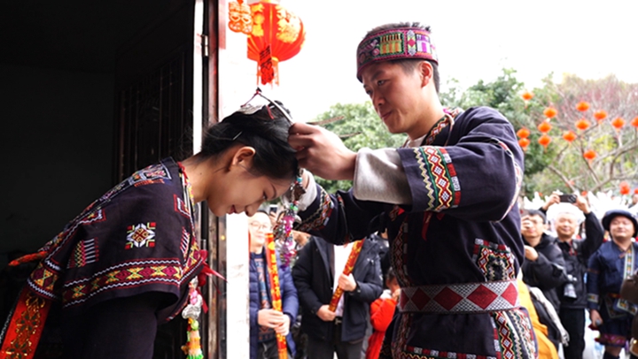 新郎將愛情信物送給新娘。韋軒宇攝