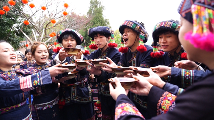 迎親隊伍喝攔門酒。韋軒宇攝