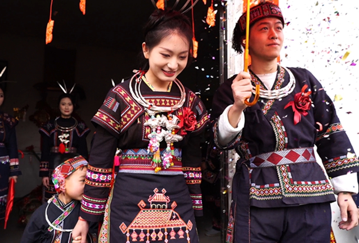 在祝福聲中，新郎接新娘出門。韋軒宇攝