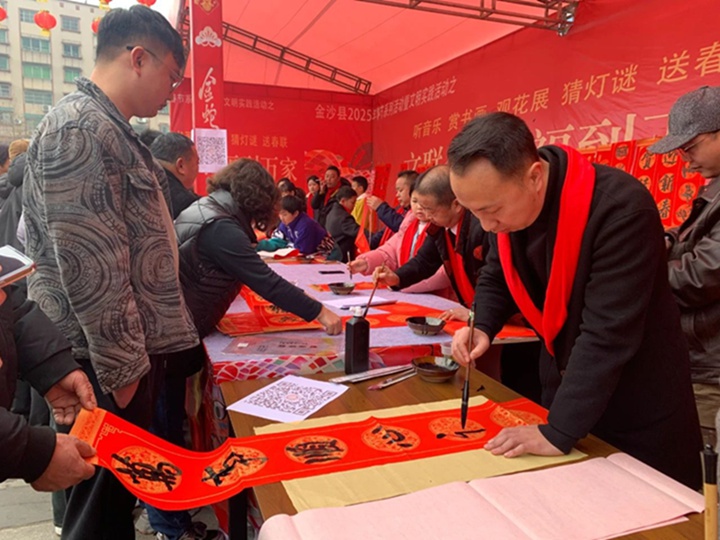 書法（春聯）書寫區域翰墨飄香。