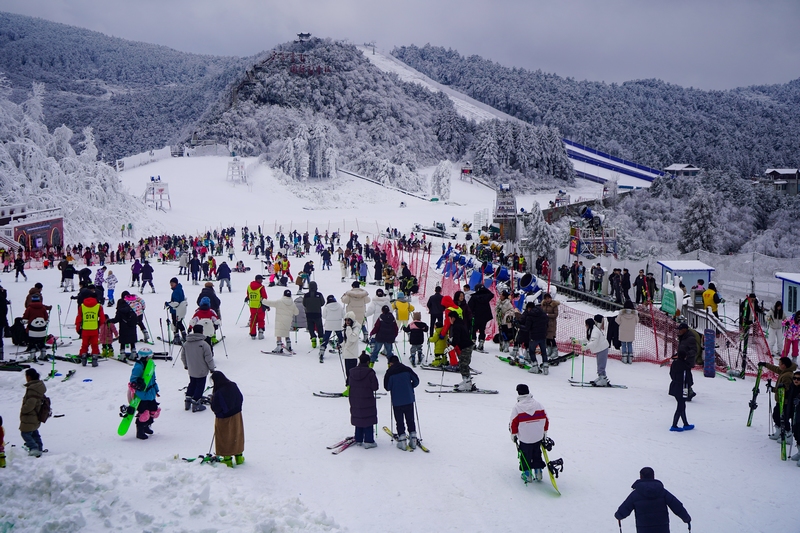 玉舍雪山滑雪場游人如織。趙樺攝
