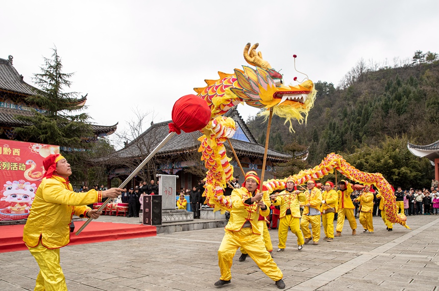 1月31日，村民在貴州省畢節(jié)市黔西市素樸鎮(zhèn)九龍山下的象祠廣場舞龍比賽。