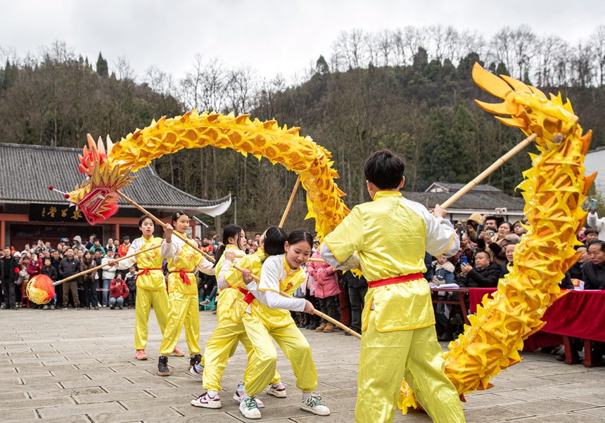1月31日，學生隊在貴州省畢節市黔西市素樸鎮九龍山下的象祠廣場舞龍比賽。