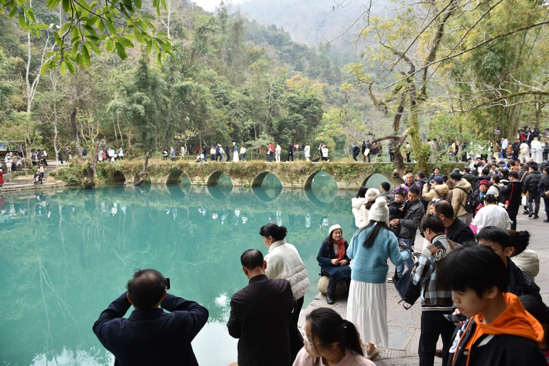 小七孔景區(qū)游人如織。
