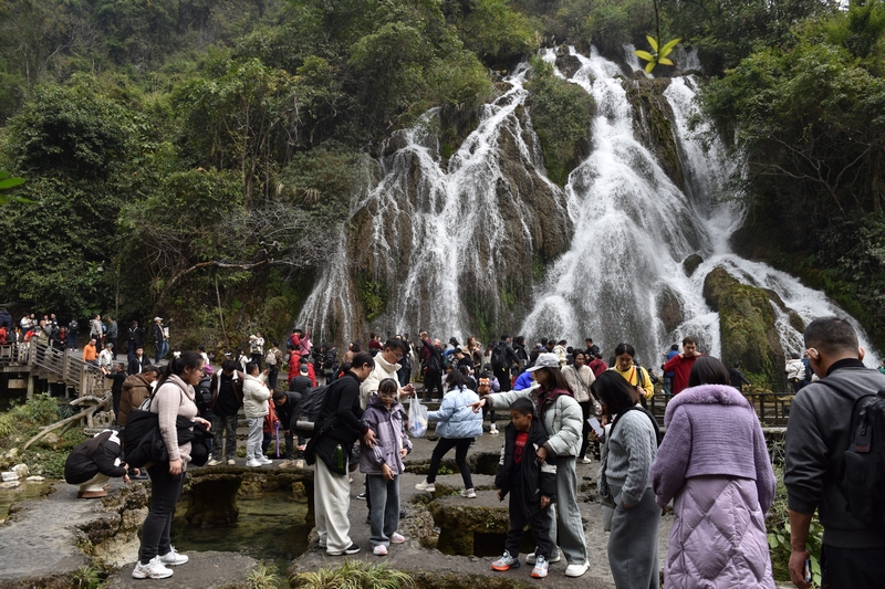 拉雅瀑布人頭攢動。