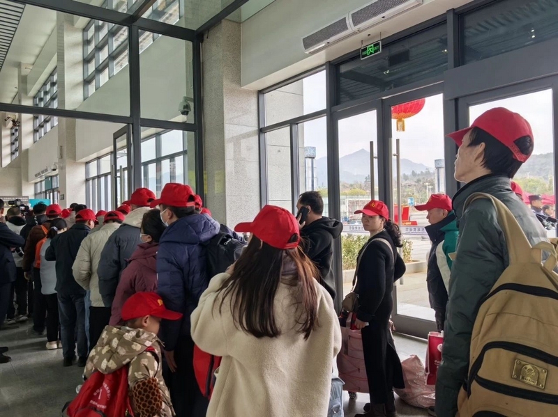 返崗務(wù)工人員有序進(jìn)站。