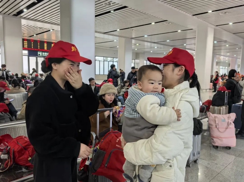 返崗務(wù)工人員在候車廳開心的等待返崗。