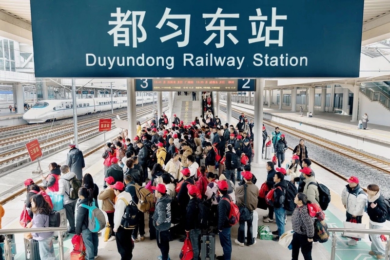 返崗務(wù)工人員在站臺有序排隊(duì)候車。