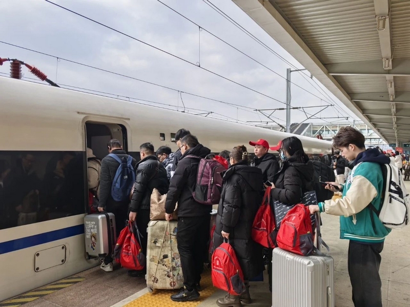 返崗務(wù)工人員有序上車。