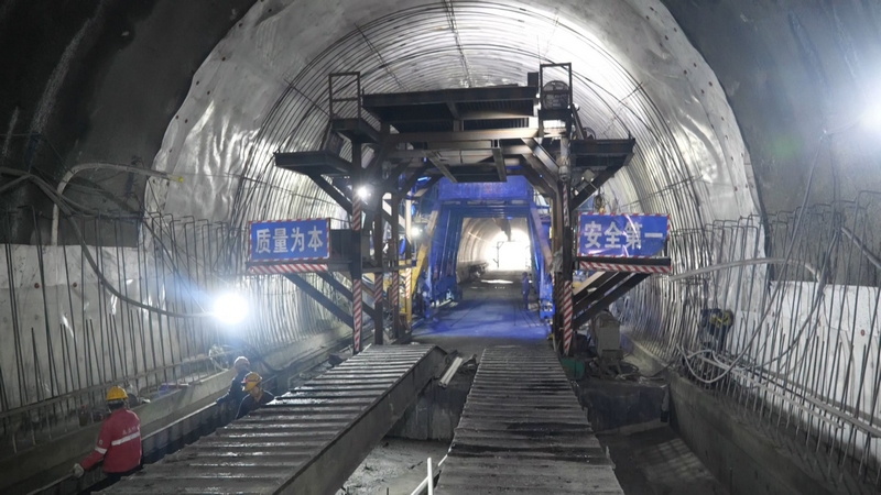 黃百鐵路白石巖隧道建設有序推進