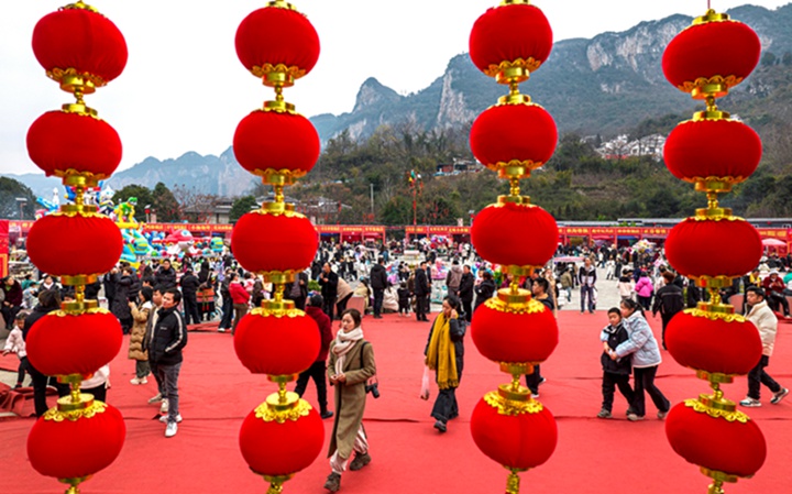 貴州省畢節市黔西市烏江源百里畫廊化屋景區游人如織（無人機照片）。