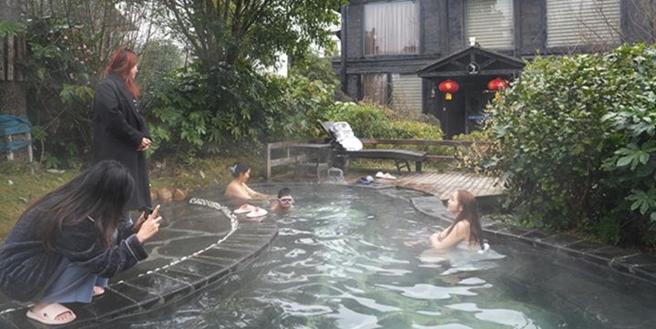 春節期間，游客在百里杜鵑度假泡溫泉。