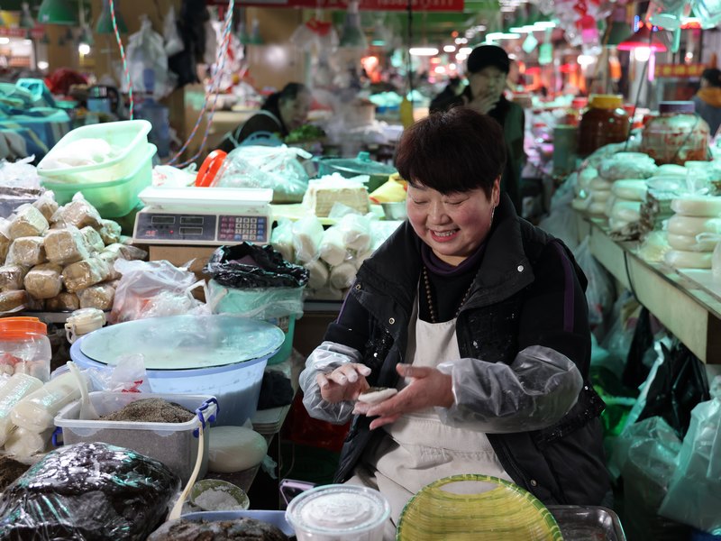 群眾爽購年貨慶新年。