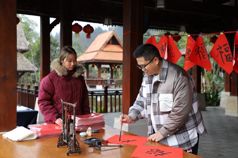 修文縣“金湯溫泉”泡“頭湯深受游客青睞。