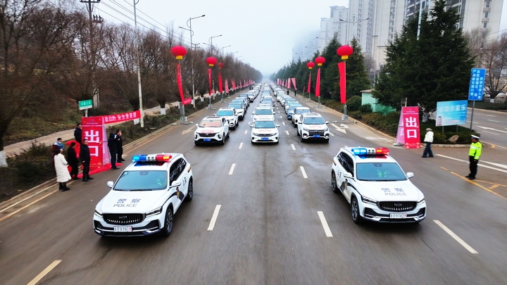 1月31日，在威寧自治縣2025年第一批“點對點”有組織勞務輸出歡送儀式現場，返崗車輛整齊排列，蓄勢待發。（周陽 攝）.jpg