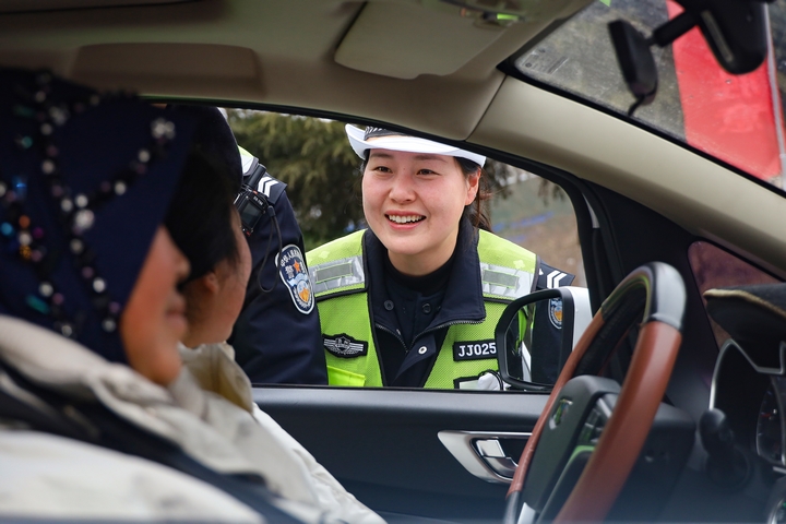 1月31日，在威寧自治縣2025年第一批“點對點”有組織勞務輸出歡送儀式現場，交警在叮囑司乘人員行車安全事項。（趙慶能 攝）.JPG