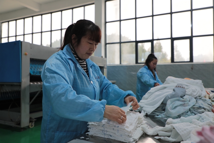 圖為在石阡縣大沙壩鄉(xiāng)付家坪村和星洗滌工坊，工人們正在折疊干凈布草。楊文美攝 (3).JPG