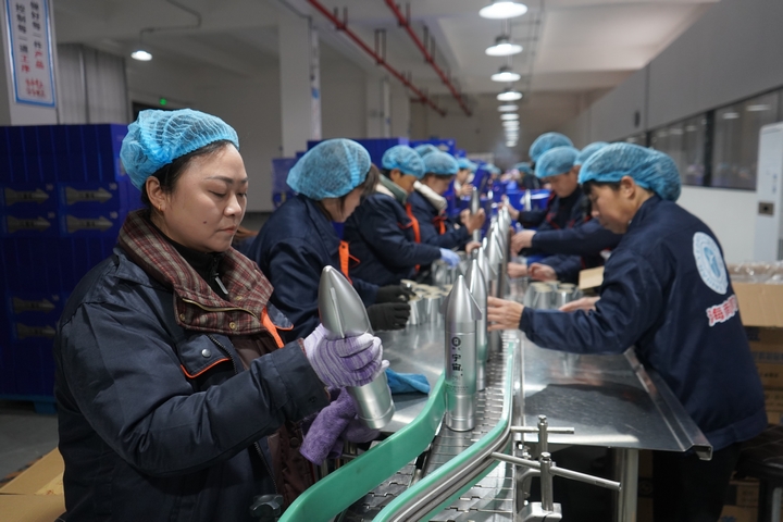 海南椰島貴州酒業有限公司員工投入到緊張而有序的工作中 黃源匯 攝.jpg