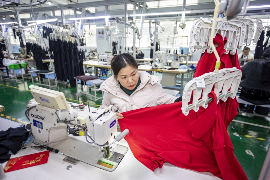 2025年2月5日，工人在貴州省畢節市黔西市經濟開發區一家服飾企業車間生產線上作業。