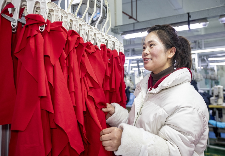 2025年2月5日，工人在貴州省畢節市黔西市經濟開發區一家服飾企業車間生產線上作業。