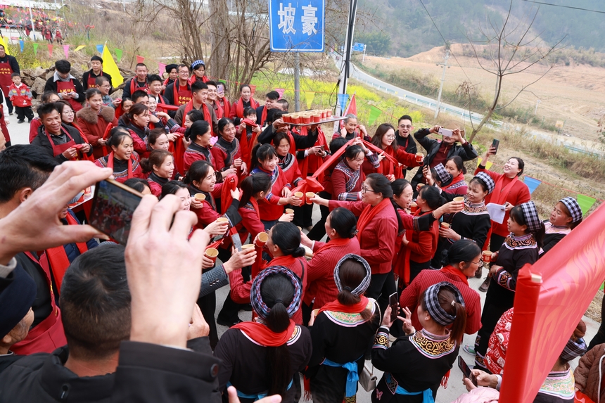 大年初三羅甸縣沫陽村姑媽回娘家活動。莫昌玉攝