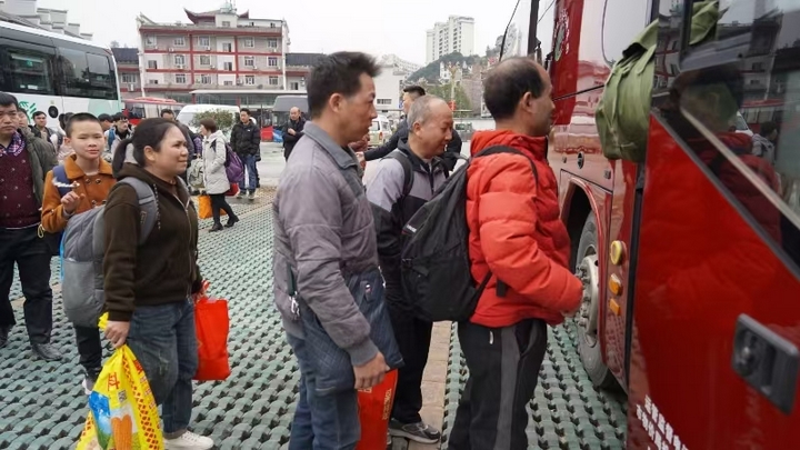 貴州鎮遠“點對點”組織勞務輸出首批務工群眾溫暖返崗。