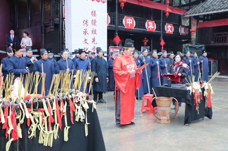 5知府對春官入戶說春作要求及囑托，派發(fā)春貼.JPG