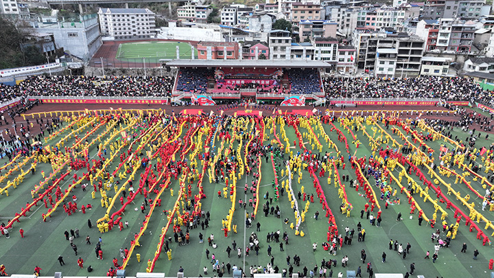 貴州石阡仡佬毛龍節(jié)現(xiàn)場。