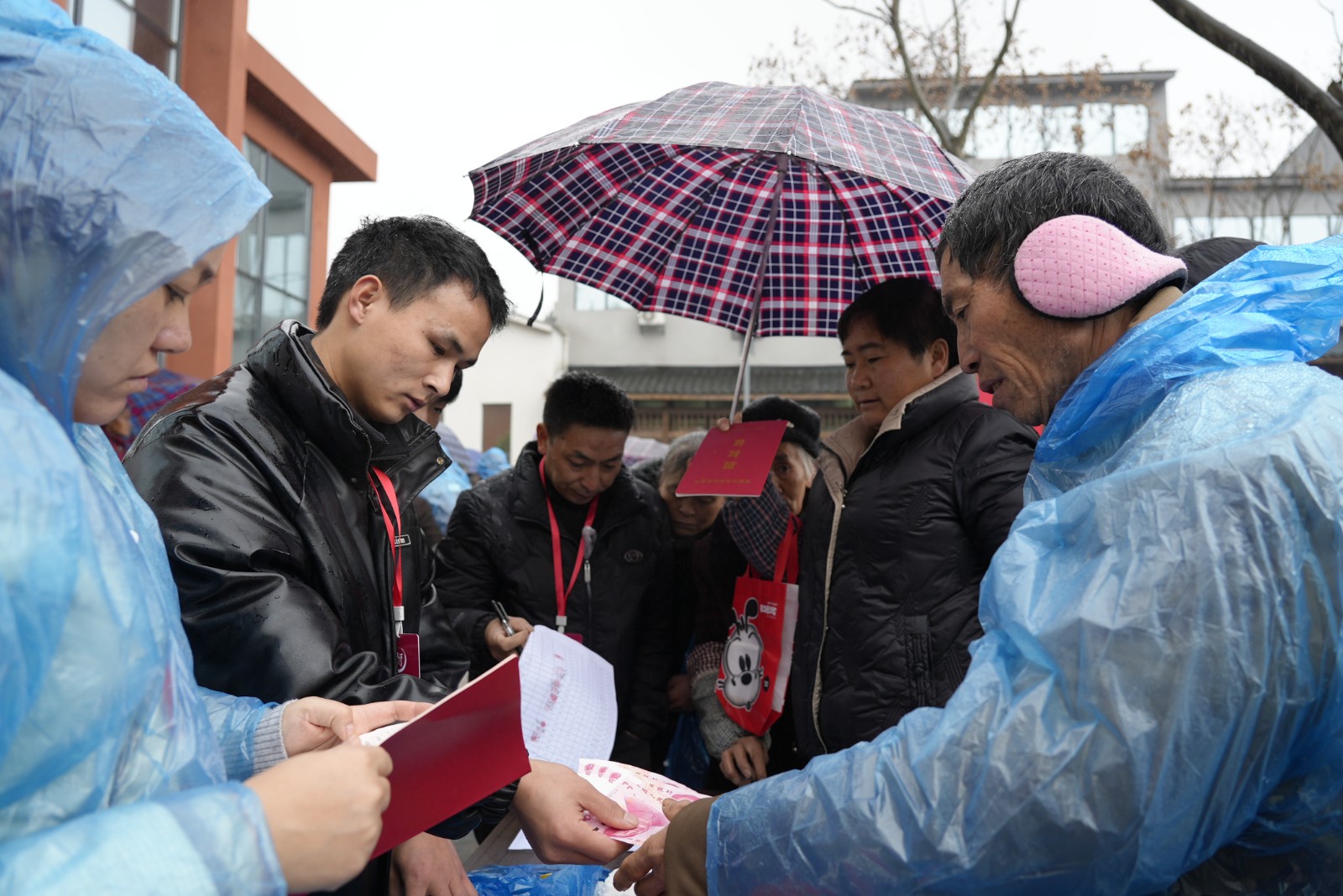 圖為村集體經(jīng)濟(jì)分紅現(xiàn)場。