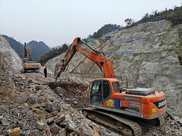 兩岔河水庫進水管基礎施工。