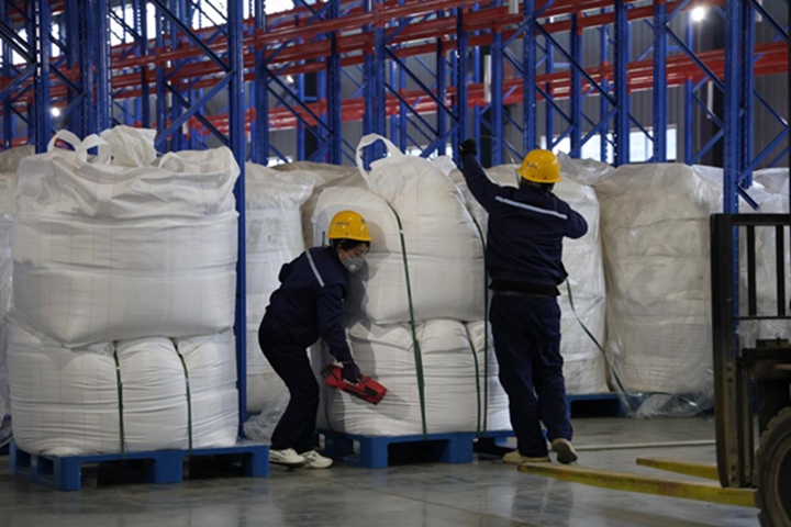 工人們打包磷酸鐵成品。