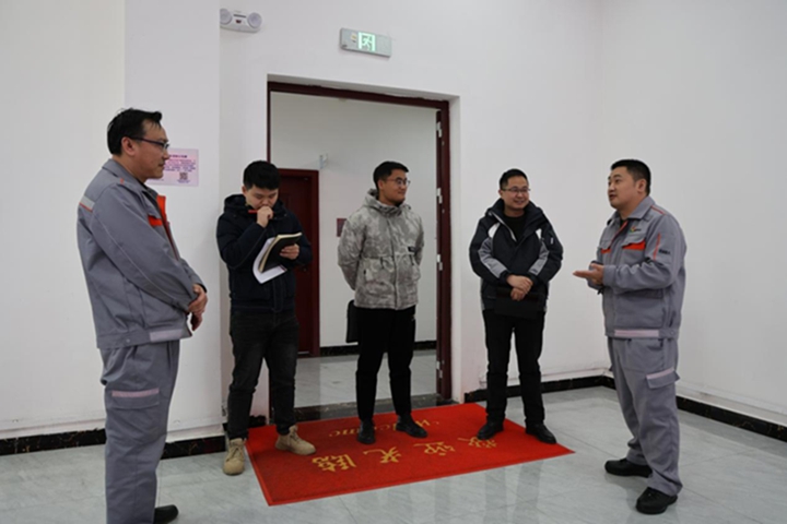 息烽縣工信局工作人員向貴州磷化氟硅科技有限公司宣傳復工復產激勵政策。